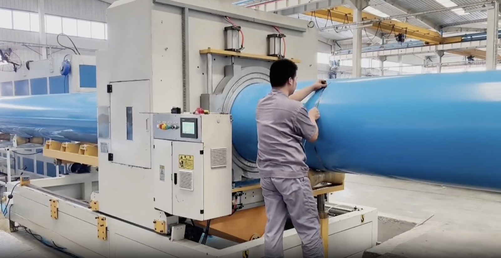 PVC-O 管材双向拉伸工艺生产现场一