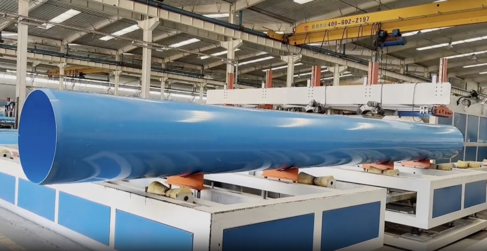 PVC-O 管材双向拉伸工艺生产现场二